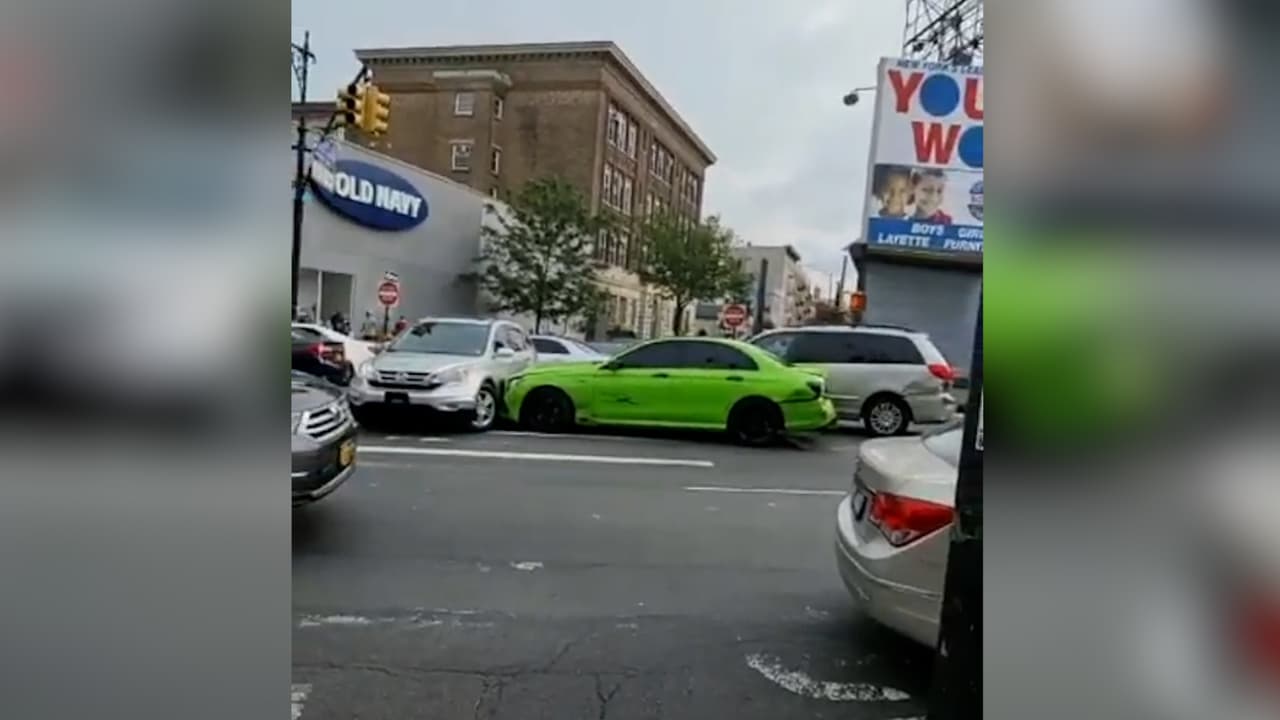 Video capta escena caótica en El Bronx mientras un conductor huye de la policía