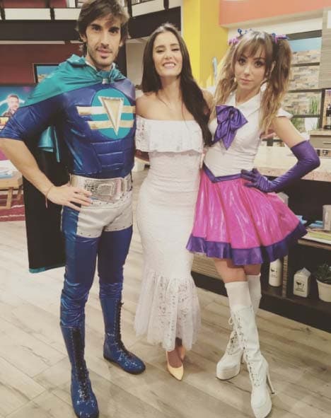 ¡Que no cunda el pánico! Pedro Prieto está listo para salvarnos a todos y Natalia Téllez es una linda muñequita.