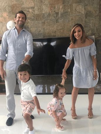 Los dueños de sus sonrisas son su esposo Aaron y sus hijos Bruce y Alana. Satcha es una mujer amorosa y entregada a su familia y a su profesión.