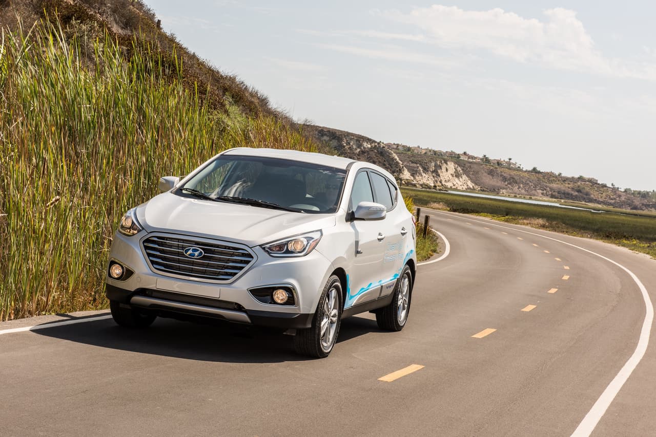 Hyundai Tucson Fuel Cell: Este crossover propulsado por un tren motriz de celda de combustible alimentada por hidrógeno líquido se vende en el sur de California donde el gobierno cubre la cuota inicial y Hyundai paga por el combustible. Aún así la tenencia de este vehículo presenta ciertos retos, por ejemplo en el area de Los Angeles apenas hay 6 distribuidores de hidrógeno líquido y se espera que para finales del 2016 hayan 48 en todo el estado.