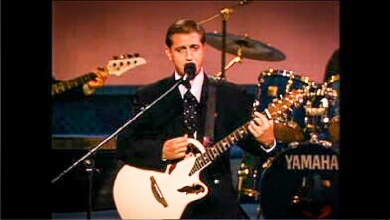 Las interpretaciones de la cuarta edición de Premio Lo Nuestro terminaron con la canción 'No basta' a cargo del cantautor venezolano Franco de Vita.