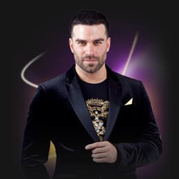 Con tal de no abandonar el programa, se sometió a un duro tratamiento que consisitía en 
<b><a href="https://www.univision.com/shows/mira-quien-baila/alejandro-nones-sufrio-una-lesion-en-sus-rodillas-y-el-proceso-para-poder-bailar-le-ha-sacado-lagrimas-video">inyectarse las rodillas</a></b> para desinflamar los ligamentos.