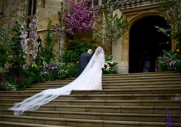 De acuerdo con Vanity Fair, Lady Gabriella lució un vestido de la diseñadora italiana Luisa Beccaria, con un velo de seis metros de largo.
