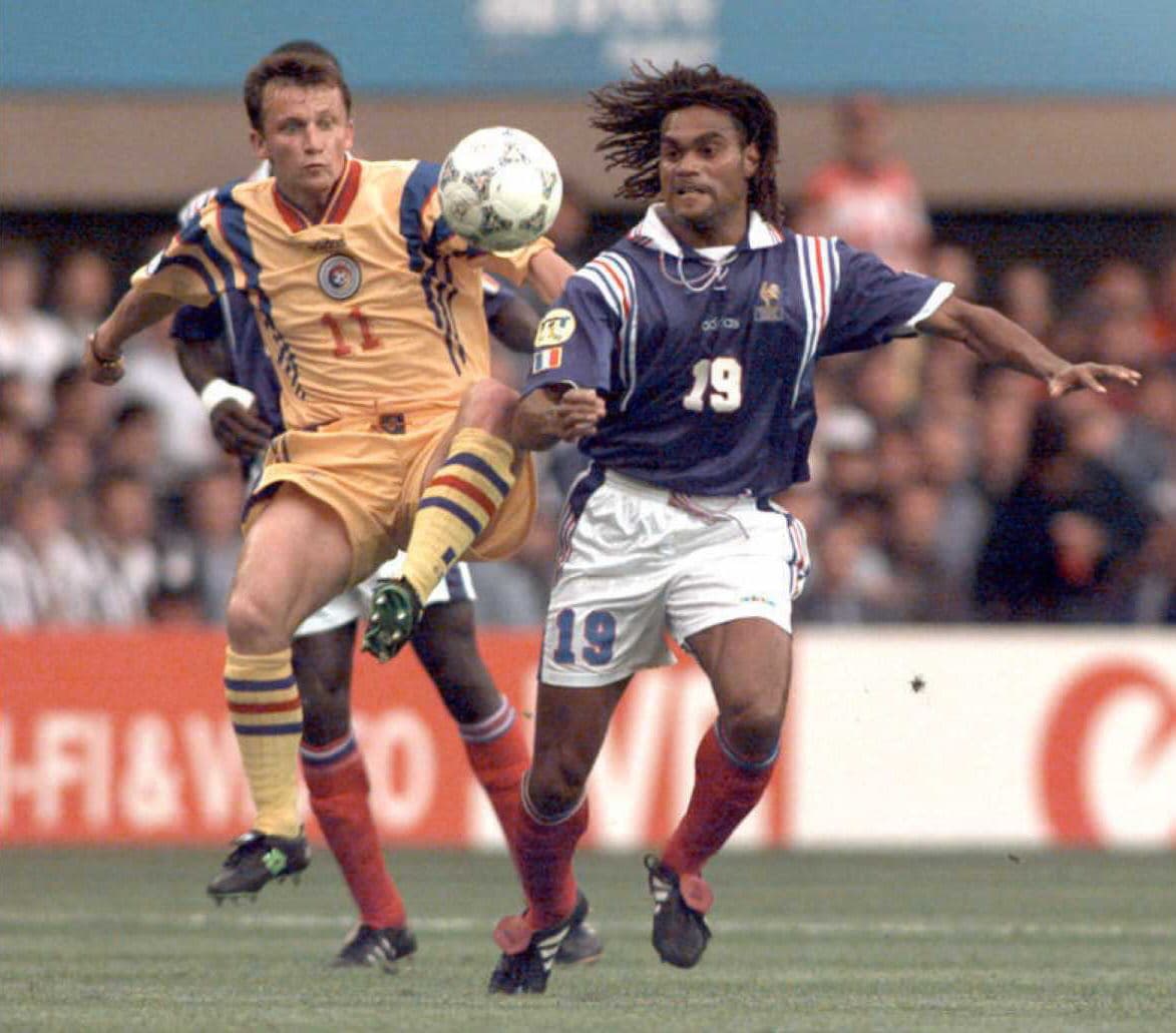 Christian Karambeu no tuvo un solo problema con la prensa, sino varios, producto de su relación con la modelo Adriana Sklenaíková. El más caso más sonado fue cuando golpeó a un camarógrafo en el aeropuerto de Barajas, en Madrid.