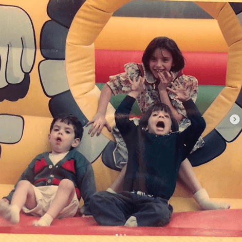 Mientras tanto, Aislinn publicó tres fotografías donde resalta la gran relación que tiene con Vadhir. La primera imagen fue tomada en un cumpleaños de José Eduardo, evento del que hizo referencia con humor. "(...) Aquí en un cumple de @jose_eduardo92 porque ya saben que los nuestros no eran tan cool...", escribió.