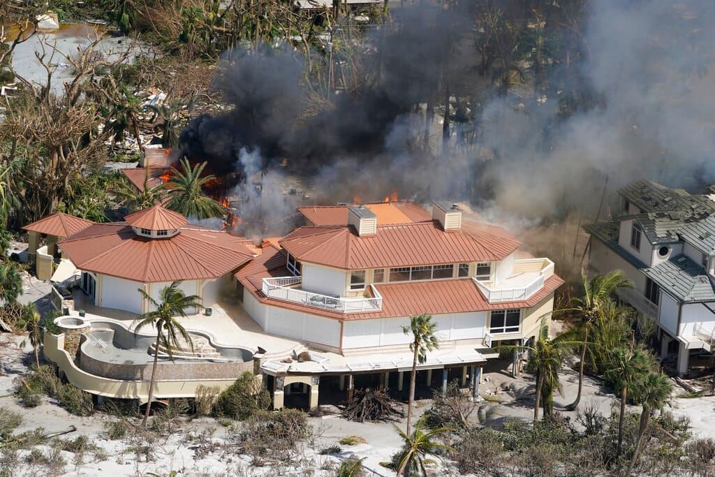 Viviendas incendiadas se vieron en varios lugares, entre ellos Sanibel Island tras el paso del huracán.