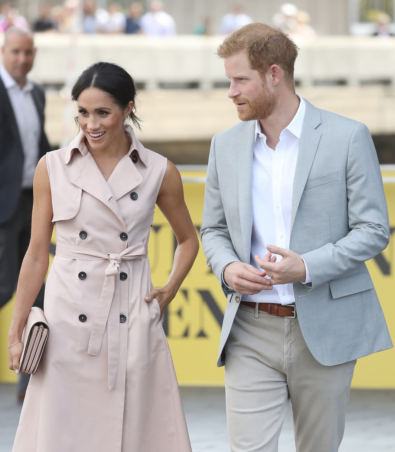 Es así, con esta elección estilística, como Meghan volvió a usar el color "seguro" y el "total look" que tantos comentarios ha generado por ser poco atrevido e incluso un poco desganado. Algo poco común en la Meghan que conocimos antes de su entrada a la realeza. Esperemos a ver su próxima apuesta de moda.