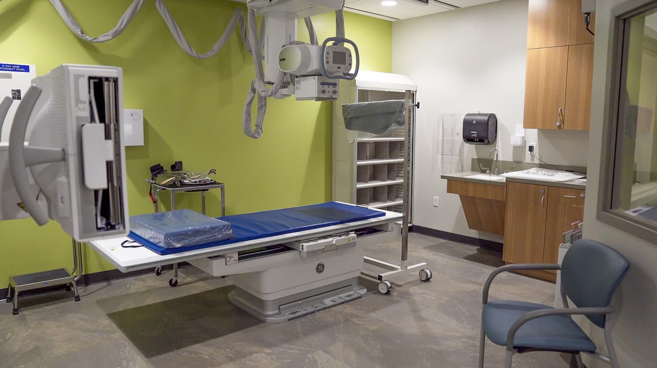 De acuerdo con un comunicado de Valleywise, este centro de saluda brindar atención medica a 
<i>una </i>
<a href="https://www.univision.com/local/arizona-ktvw/esperan-recibir-alrededor-de-700-refugiados-afganos-en-tucson-video">población creciente de mujeres refugiadas</a> en cual brindarán servicios en una amplia variedad de idiomas.