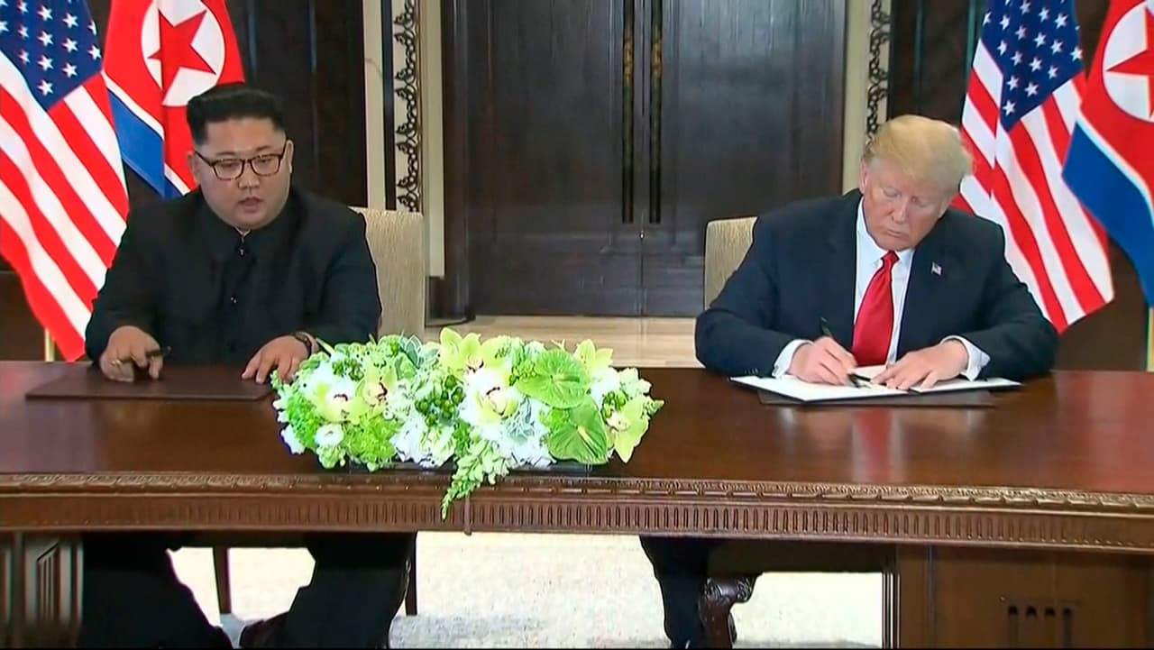 Firma de documento conjunto por parte del líder de Corea del Norte, Kim Jong Un, y el presidente de EEUU, Donald Trump. Imagen de televisión.