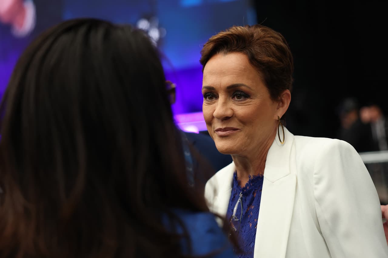 <b>Kari Lake</b>, excandidata republicana a la gubernatura de Arizona, conversa con la representante 
<b>Lauren Boebert</b>, a su llegada al servicio en el State Farm Stadium.