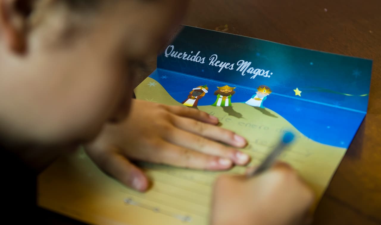 Es otra linda tradición que celebramos tras la llegada de Jesucristo y no sobra decir que a los niños hispanos también es motivo de alegría la fecha, por recibir obsequios no sólo de Santa Claus, sino tras escribirle su cartita también a los Reyes Magos, ¿no crees?