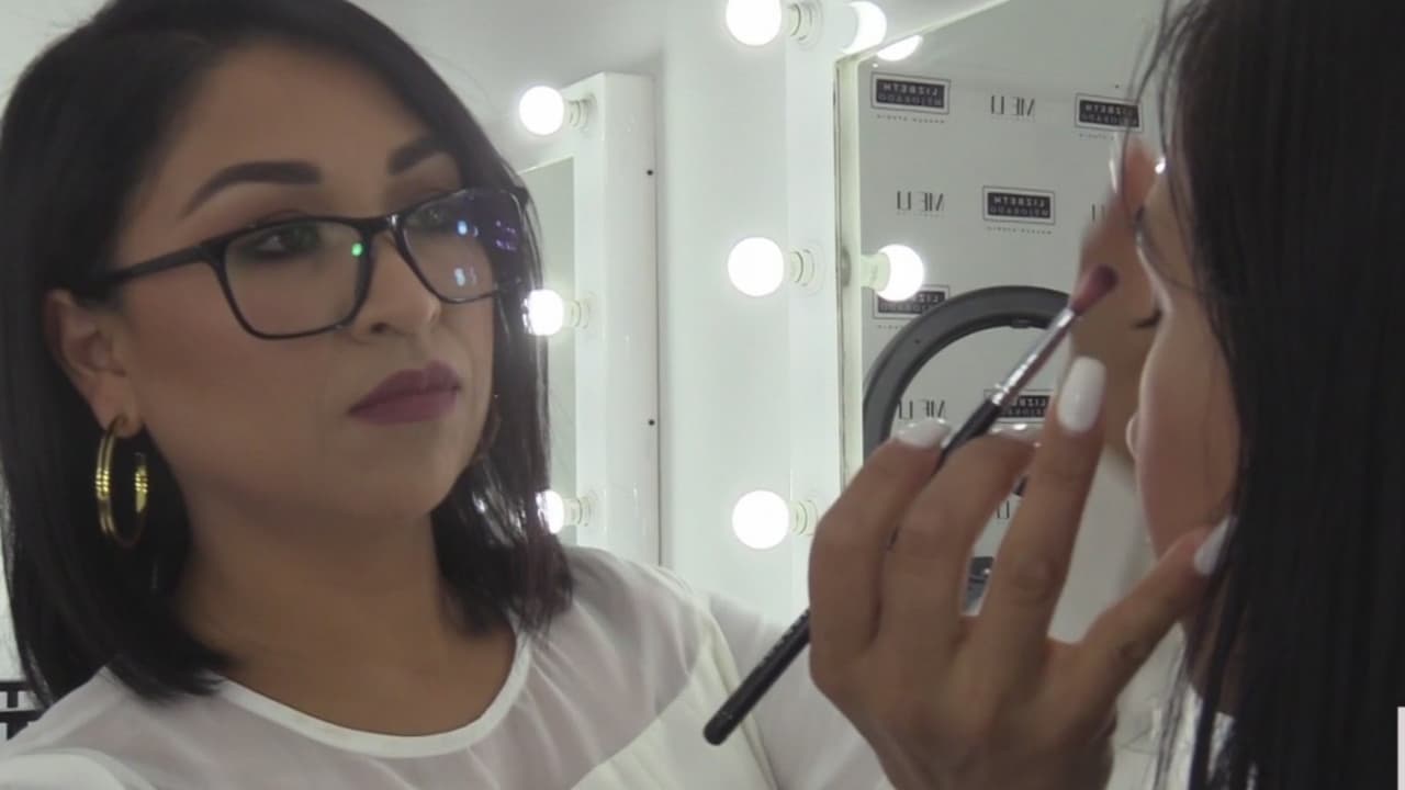 Se dedicaba al trabajo doméstico y ahora es dueña de una escuela de maquillaje 
