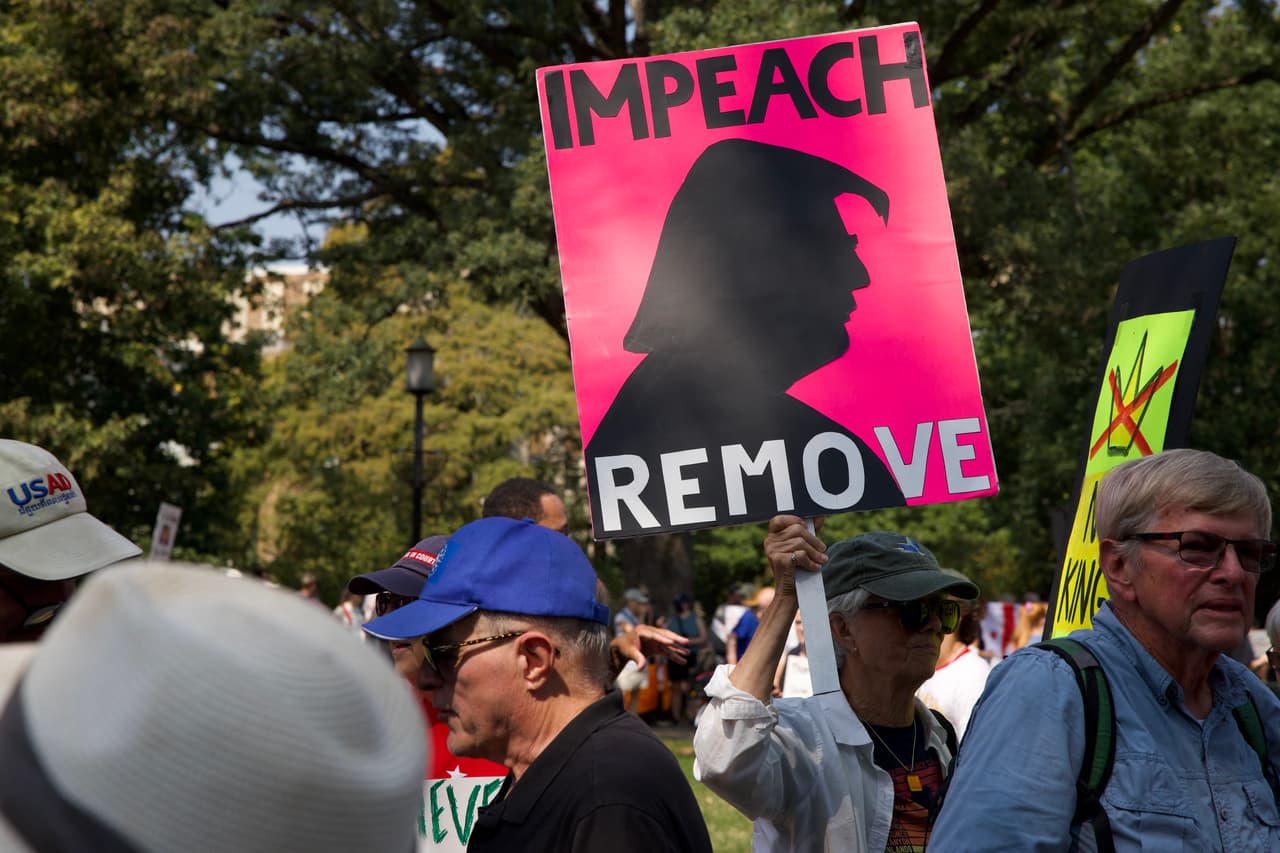 <b>“Trump debe irse ya”, “Resistamos a la tiranía”, “Trump autoritario” o “Libertad para DC”</b> eran algunas de las leyendas que más se repetían en las pancartas de los manifestantes.