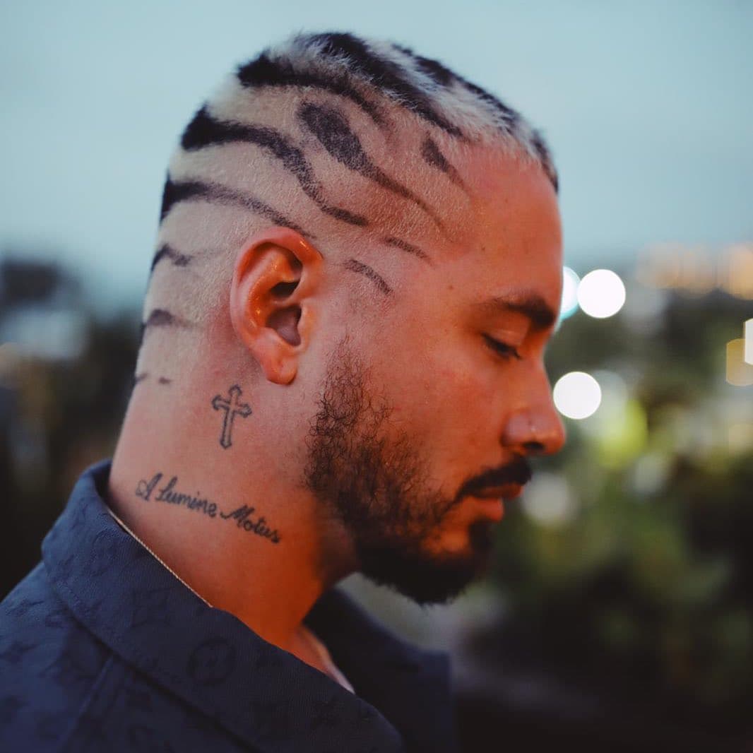 En el extremo izquierdo de su cuello calcó otra frase en latín: 
<i>A Lumine Motus, </i>es decir: "Movido por la luz".