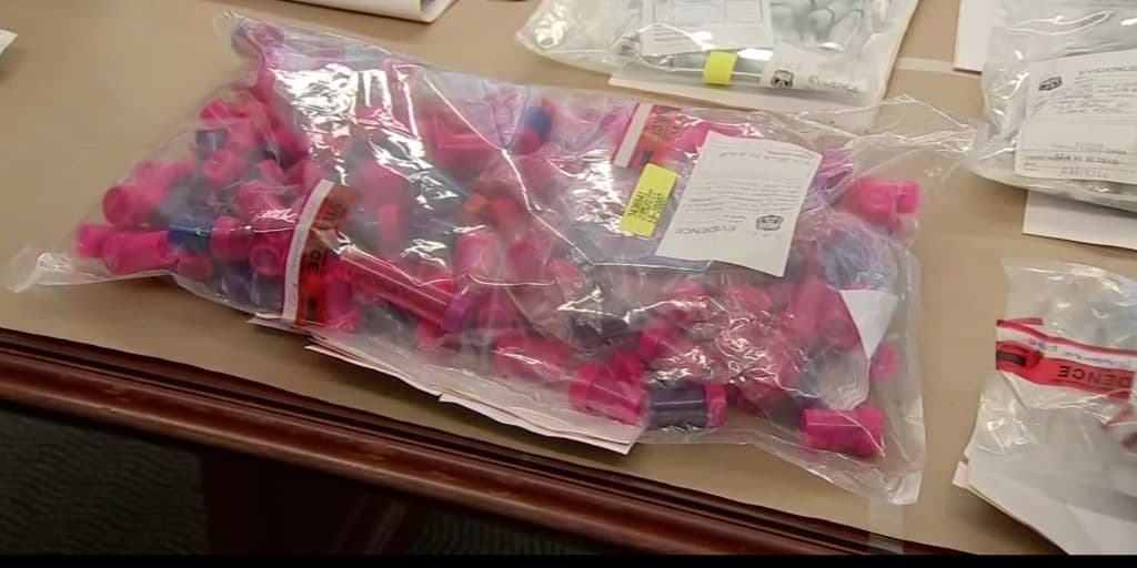 La policía de Filadelfia anunció en Nochebuena una gran redada de más de 200 presuntos narcotraficantes, 21 armas incluyendo armas de asalto y más de $ 670,000 en drogas.