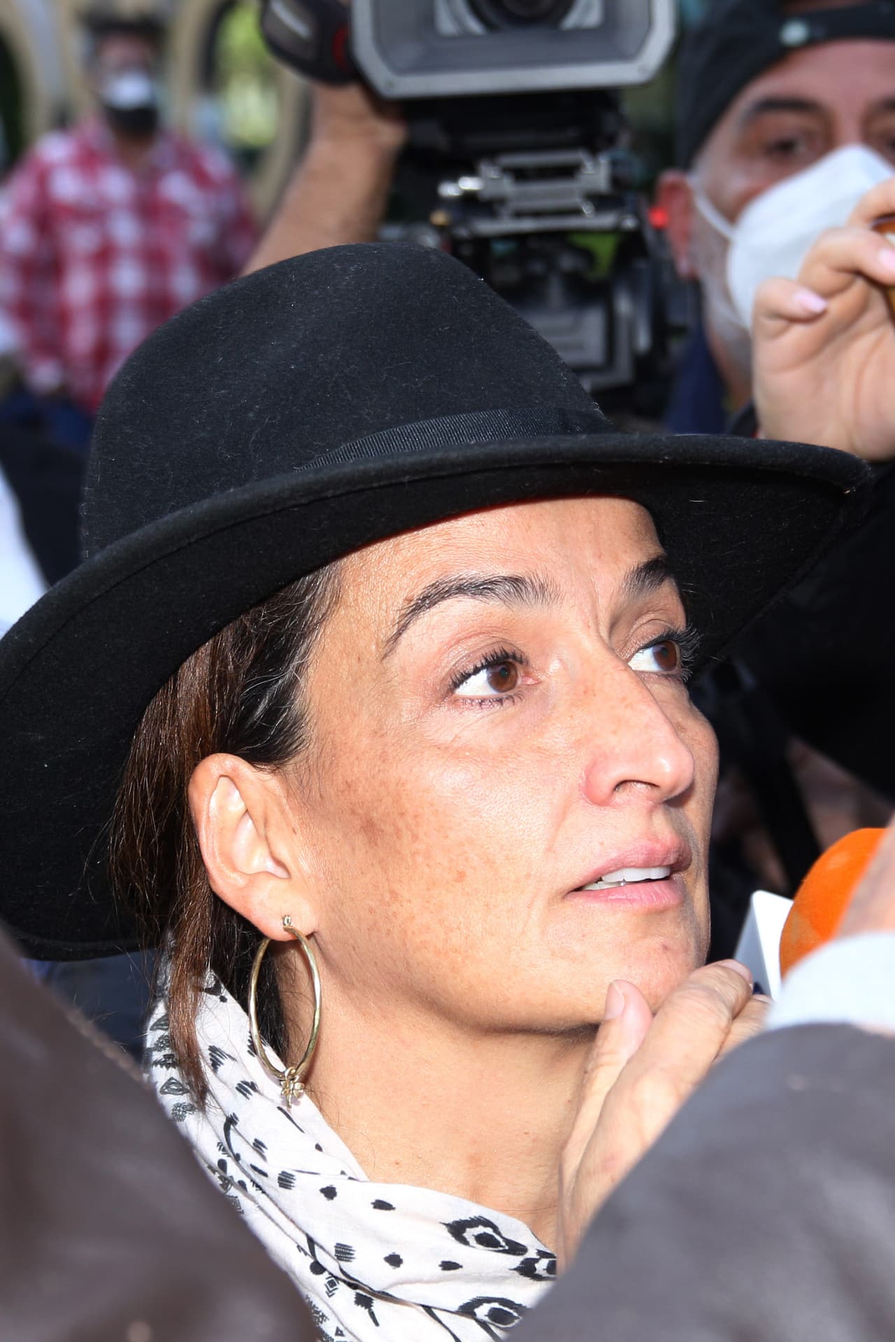 Por su parte, Shaula Vega ha tenido poco acercamiento con la prensa y la mañana de este 11 de marzo explicó en un video en sus historias de Instagram por qué reaccionó evasiva ante las cámaras en los servicios funerarios de su madre.
<br>