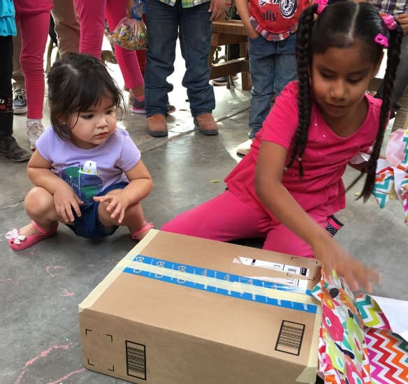 Giulietta acompañó a su mami, y estuvo muy pendiente del momento en que sus nuevos amiguitos abrían sus sorpresas.