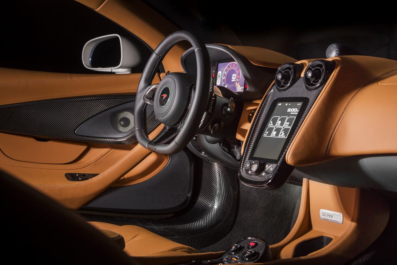 El McLaren 570GT by MSO Concept es una vitrina de ingeniería y diseño de accesorios, pero no por elló deja de tener un espectacular interior con cuero color 'marrón montura' que además cuenta con un sistema de audio Hi-Fi Bowers and Wilkins con 12 cornetas.