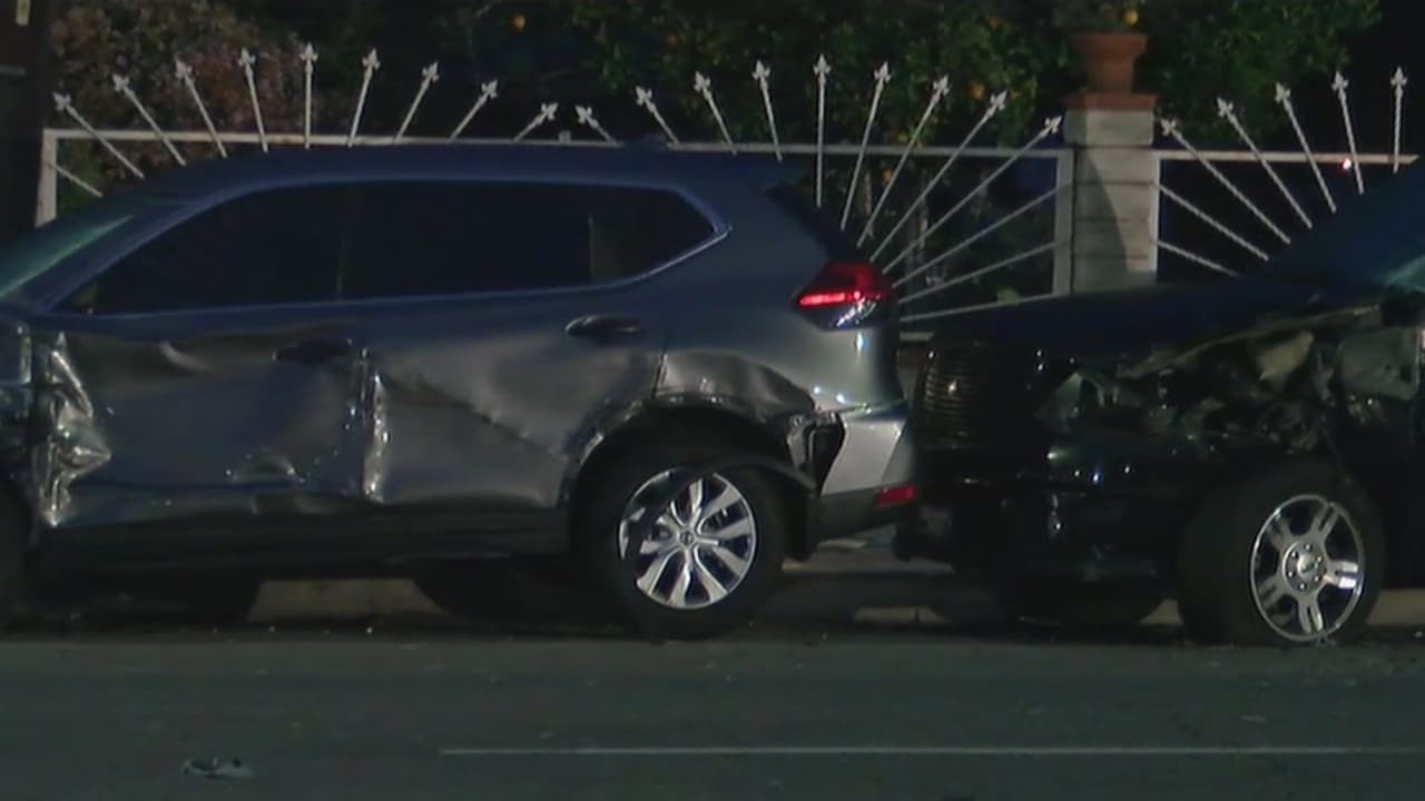 Conductor pierde control de su vehículo y choca contra varios autos estacionados en North Hills