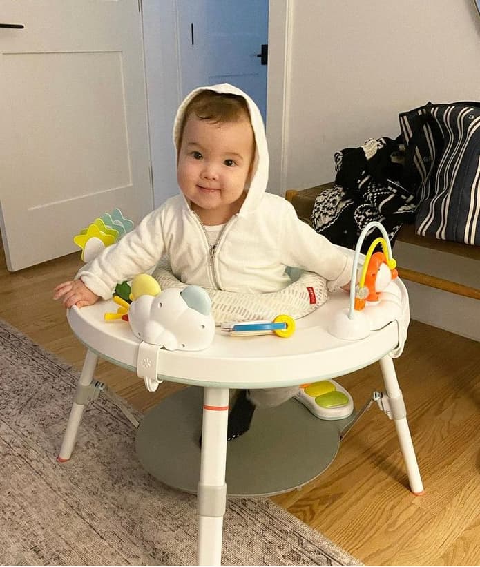 Los primeros pasos de Ford generaron emoción en las personas cercanas a Pamela y en sus seguidores, quienes se han sentido parte de su vida.