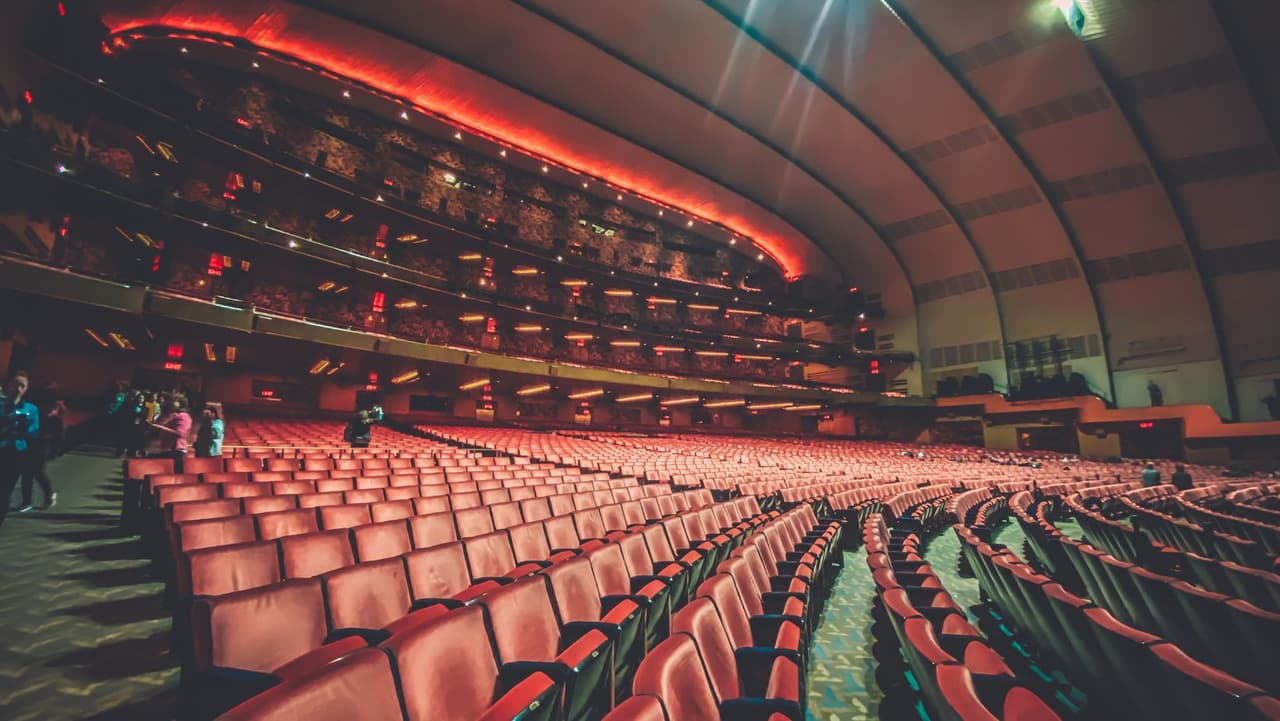 <b>En un teatro o una iglesia: </b>muévase a un baño o pasillo interior lejos de las ventanas. Agáchese boca abajo y protéjase la cabeza con los brazos. Si no hay tiempo, métete debajo del asiento o de los bancos y protégete la cabeza con los brazos o las manos.