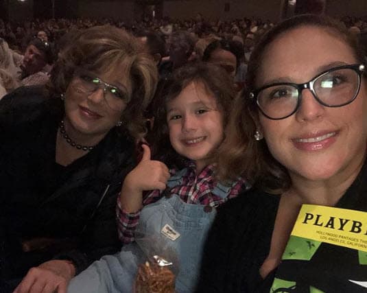 Angélica Vale asegura que en su hija ha encontrado a una gran compañera: "Somos muy amigas, yo le cuento muchas cosas, ella me cuenta todo. Es una
<b>complicidad que hay entre Angélica y yo</b>, ¡maravillosa!", afirmó la también cantante para People en Español, en mayo de 2016.