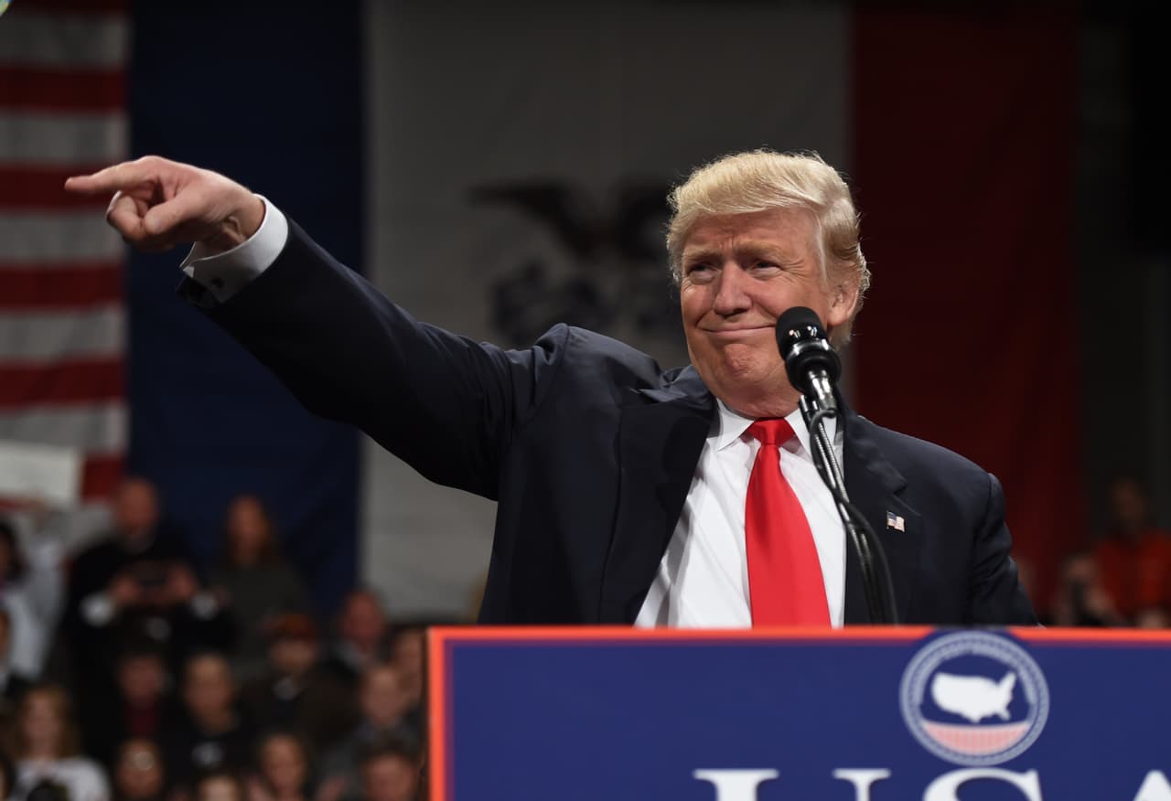 El equipo de Trump desdeña a las agencias de inteligencia que pronto estarán bajo su órbita 