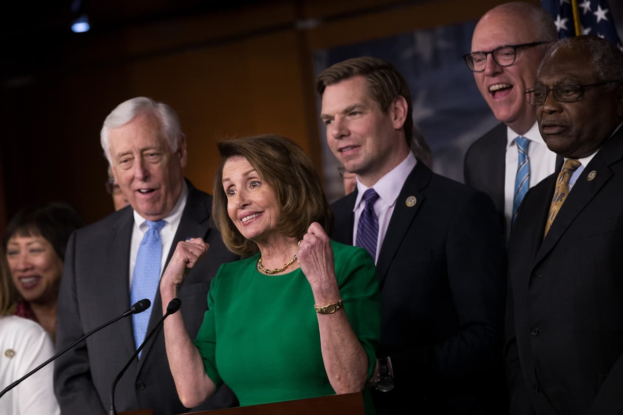 <b>Día 64/Marzo 24:</b> El presidente 
<b><a href="https://www.univision.com/temas/donald-trump">Donald Trump</a></b> 
<b><a href="https://www.univision.com/noticias/politica/trump-ordena-retirar-propuesta-de-ley-para-sustituir-obamacare-por-falta-de-apoyo">retiró este jueves la propuesta de reforma sanitaria que buscaba sustituir a</a></b> 
<b><a href="https://www.univision.com/temas/obamacare">Obamacare</a></b>, minutos antes de que fuera votada en el pleno de la Cámara de Representantes. 
<b>"La acabamos de retirar"</b>, dijo el presidente, quien aseguró que continuará trabajando en otros temas como la reforma fiscal. Tras su fracaso en el Congreso, culpó a los demócratas. "Dejemos que Obamacare estalle", dijo y luego señaló que "los verdaderos culpables" son los legisladores demócratas Nancy Pelosi y Charles Schummer. En la fotografía, Nancy Pelosi y otros representantes demócratas celebran la victoria.