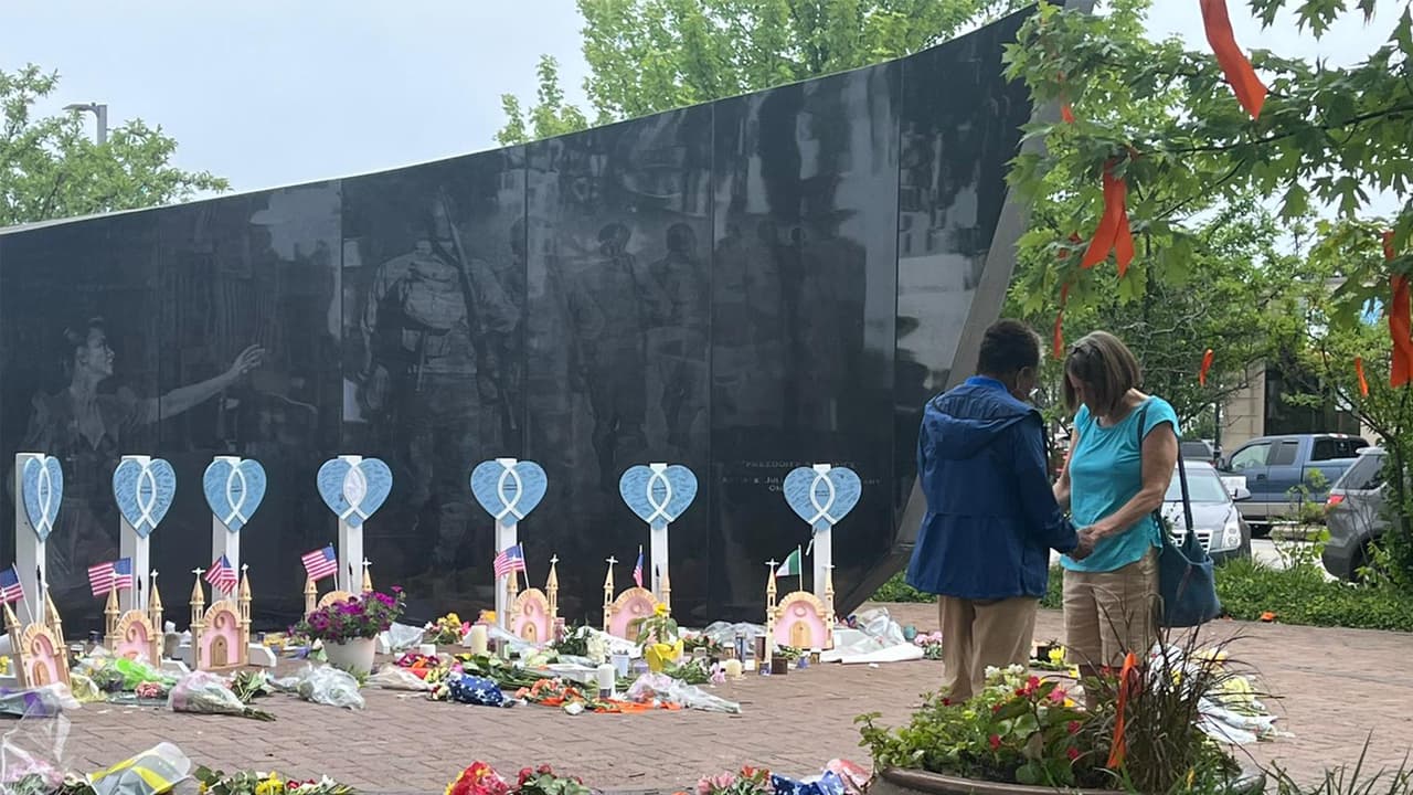 Abren centro de asistencia familiar para afectados por el tiroteo en Highland Park