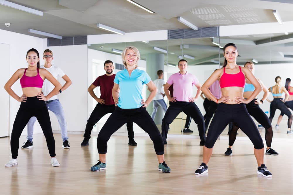 También puedes aplicar toda esa energía en clases de baile, tipo zumba o algo más como spinning o algún deporte extremo que te interese, para no sólo derramar adrenalina sino esas toxinas que podrían estarte bajando el ánimo.
