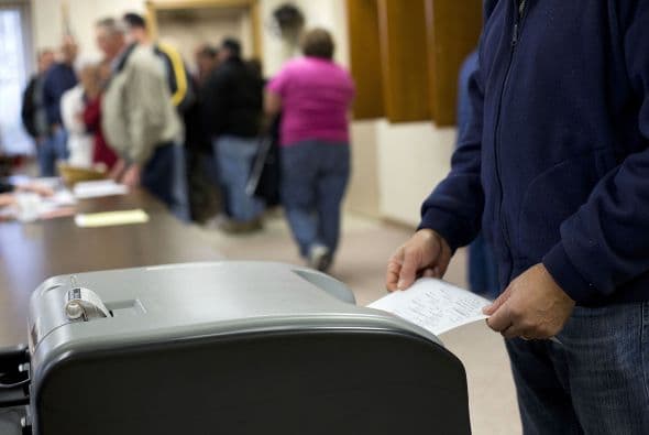 Los votantes de la Gran Manzana afrontan también otros problemas: muchos no están habituados a las nuevas máquinas electrónicas que se estrenaron en las elecciones primarias (algunas de las cuales han sufrido averías) mientras que la modificación de los distritos electorales ha generado confusión en algunos puntos de voto.