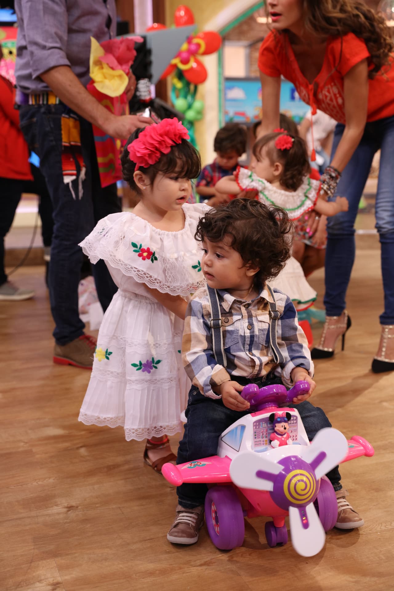 Joshua, el hijo de Orlando Segura recorrió de punta a punta el estudio en el cochecito.