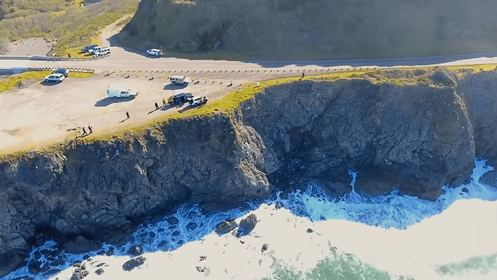 El vehículo cayó en el acantilado, a unos 100 pies (30 metros) de profundidad.