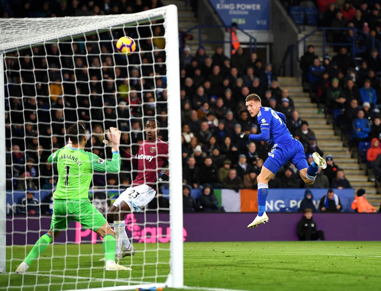 Otro que estuvo cerca de anotar fue Jamie Vardy con este cabezazo en el primer palo que se fue por encima del arco por muy poco. Ya los Foxes merecían el empate.