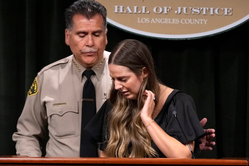 "Ryan, te amo y extraño mucho. 
<b>No sé cómo voy a vivir sin ti</b> y ni siquiera puedo imaginarlo", expresó la prometida del oficial Clinkunbroomer, que trabajaba y estaba muy cerca de la estación del Sheriff de Palmdale cuando fue asesinado. Recibió un balazo en la cabeza, dentro de su vehículo oficial, mientras esperaba a que la luz del semáforo cambiara.