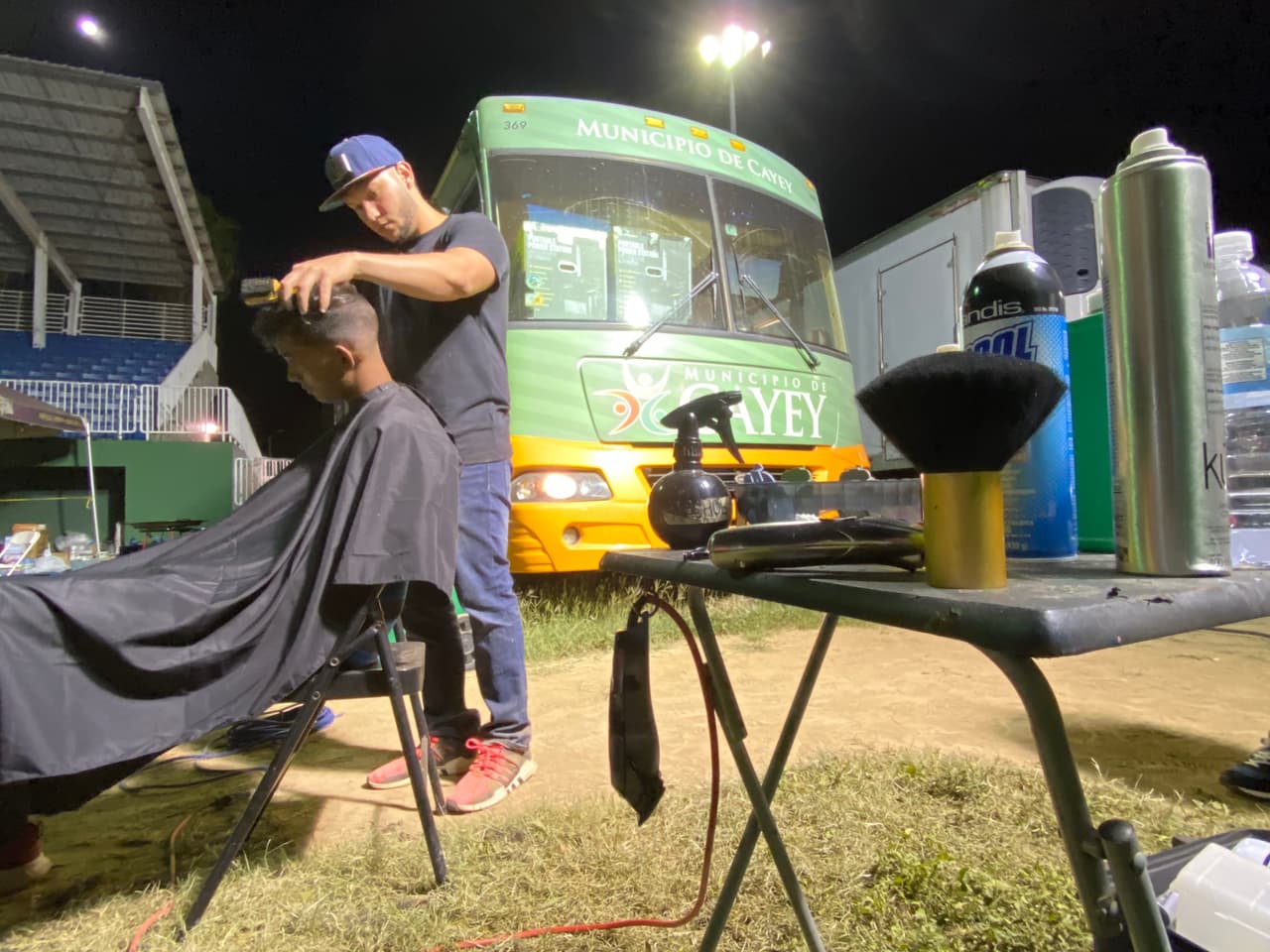 Raúl Berríos recorta el pelo a uno de los refugiados en el municipio de Guayanilla.