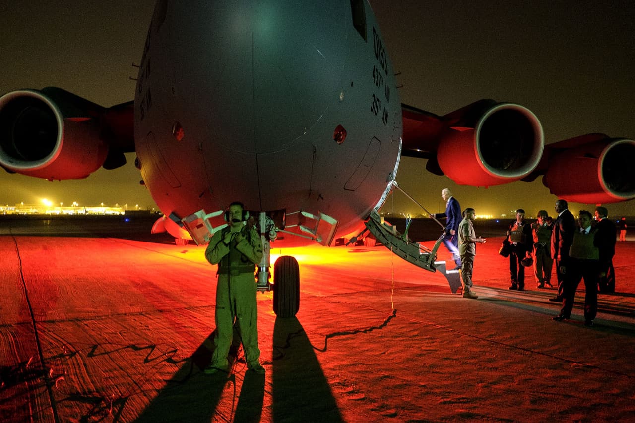 <b>28 de abril.</b> Esta foto de David Lienemann capta al vicepresidente, Joe Biden, abordando un C-17 después de su visita a Baghdad, Irak.
