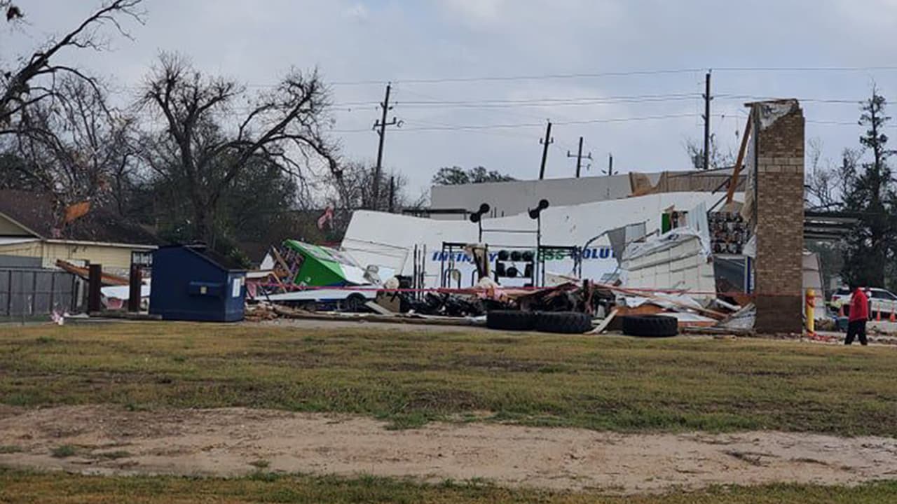 Se presume que un 
<a href="https://www.univision.com/local/houston-kxln/momento-en-el-que-tormenta-nos-deja-sin-servicio-electrico-residente-de-houston-video">tornado</a> se formó y habría tocado tierra, pero esto no fue confirmado por las autoridades.