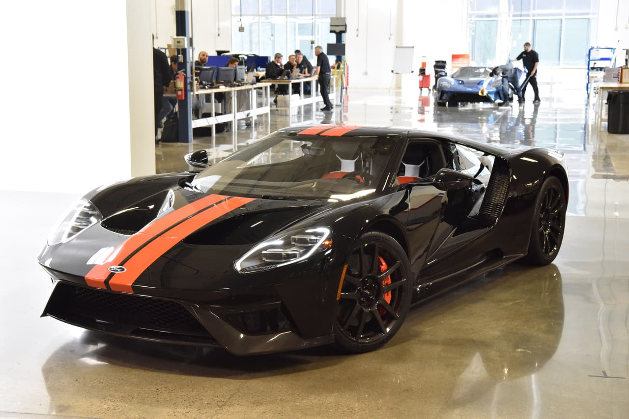 La larga espera terminó. Las primeras unidades para la venta del Ford GT, el nuevo auto imagen del óvalo azul, comenzaron a rodar de la planta de ensamblaje en Marham, Ontario en Canadá esta semana, justo a tiempo para navidad.