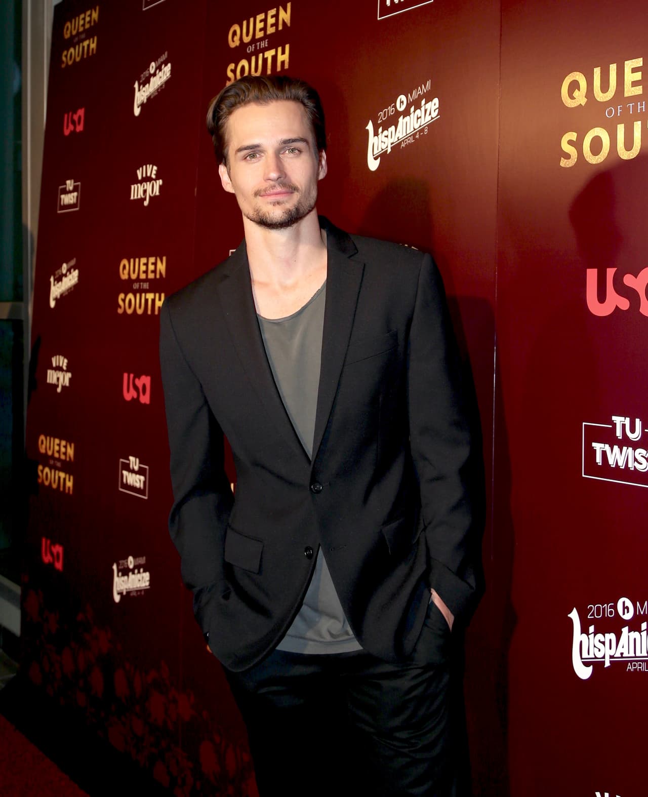 A sus 33 años interpreta el personaje de “Lion” en la serie de “Narcos”. Quien es amigo de Gustavo y como vivía en Estados Unidos fue uno de los traficantes iniciales de Medellín en Miami.