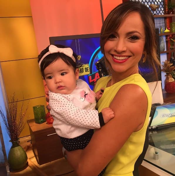 La tía Satcha también adora tener bebés en brazos, aquí la vemos con Baby Giulietta.