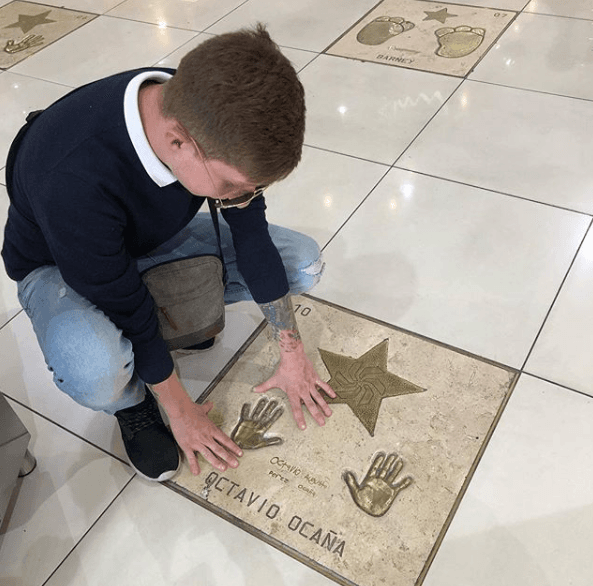 Octavio Ocaña y sus huellas en la Plaza de las Estrellas.