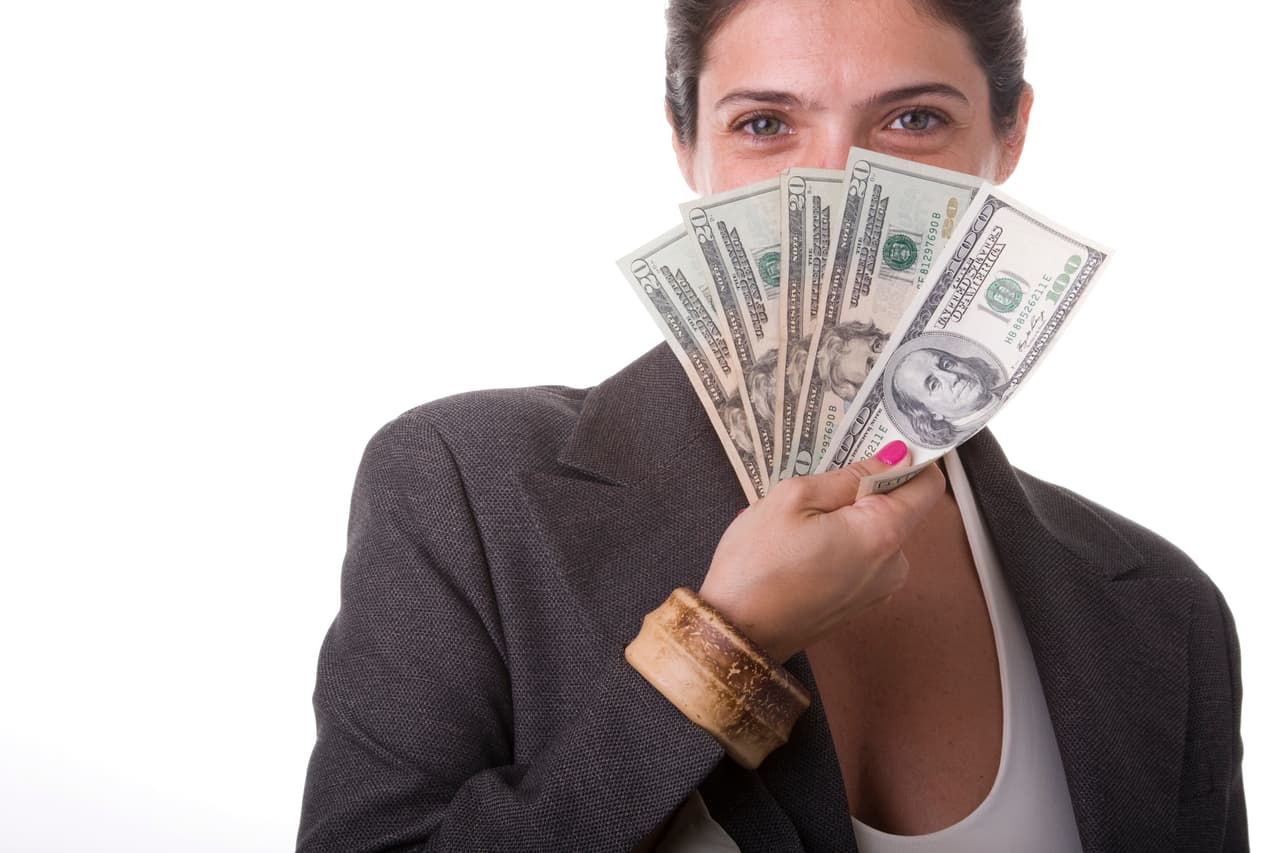 Hay un tono de preocupación en tu área laboral y podrías sentirte amenazado. No te dejes llevar por esas impresiones negativas porque te sentirías muy perjudicado si albergas esos sentimientos. Lo que vaya a ocurrir tomará su curso.