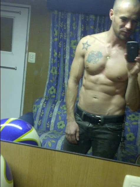 Él también tiene un cuerpo envidiable que a todas enamora.