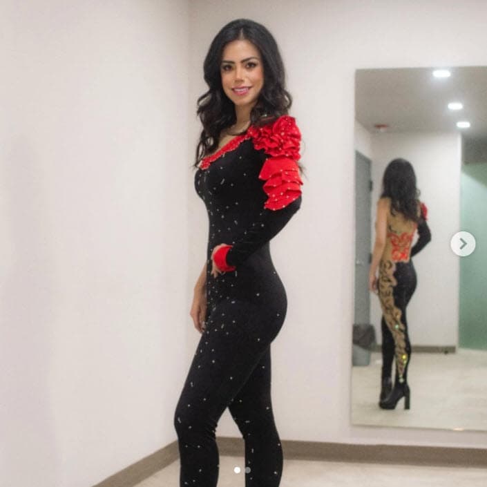 En la reseña de TVyNovelas, el publirrelacionista Víctor Hugo Sánchez afirma que la conoció en 2014 y la describe como 
<b>"muy arriesgada y persistente"</b>.
<br>