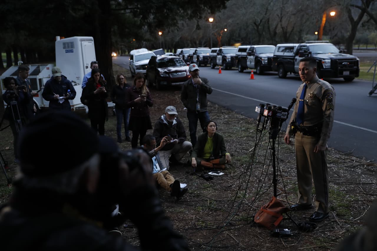 El sargento Robert Nacke de la Patrulla de Carreteras ofrecía una actualización de lo sucedido mientras el atacante aún tenía tres rehenes en su poder.