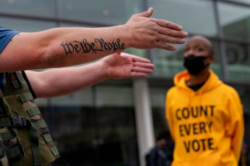 En esta ciudad de Michigan se han vivido en las últimas horas varios enfrentamientos entre defensores de Trump y contramanifestanes que van a apoyar que se realice el conteo hasta el último voto.