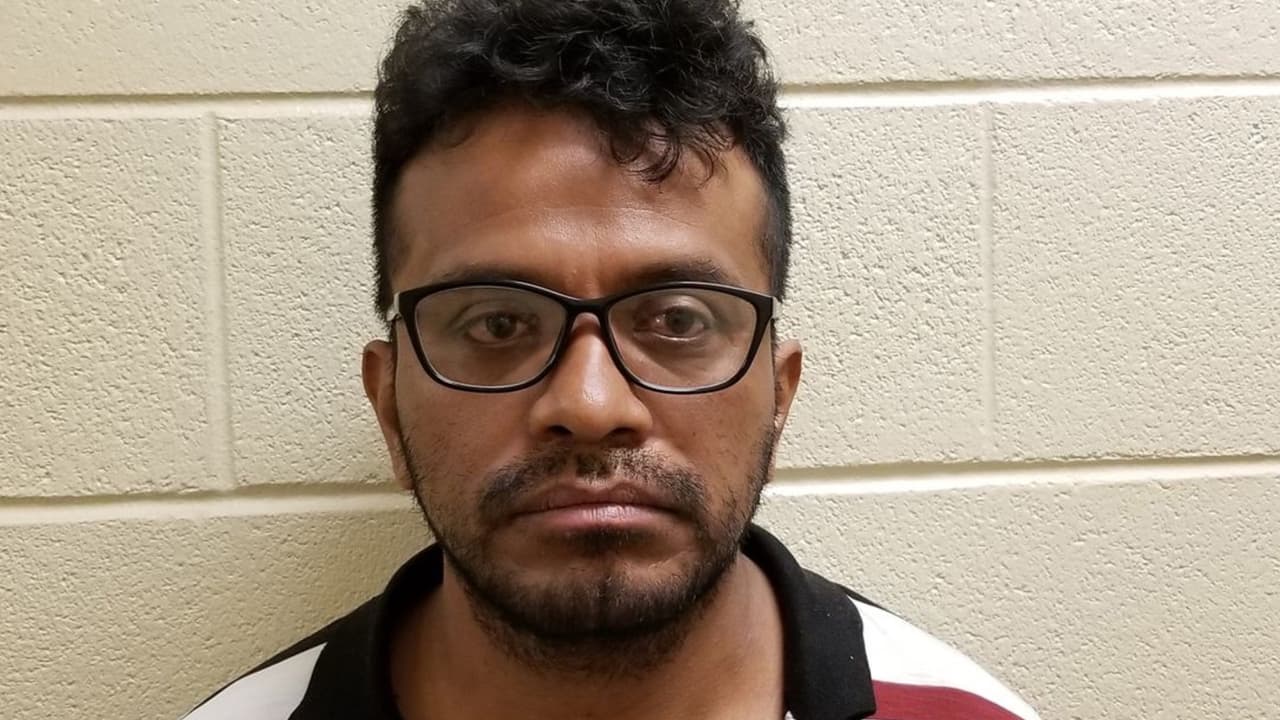 Agentes de la estación de Douglas de la Patrulla Fronteriza arrestaron a Víctor Morales Osorio, un migrante mexicano previamente deportado. Morales-Osorio fue sentenciado previamente a 365 días por reclusión criminal, un delito grave, en Indianapolis, Indiana.