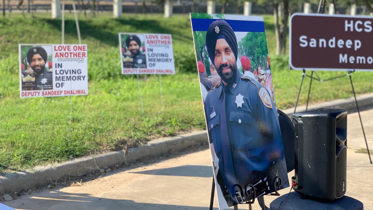 La develación de la placa se llevó a cabo el martes por la mañana.