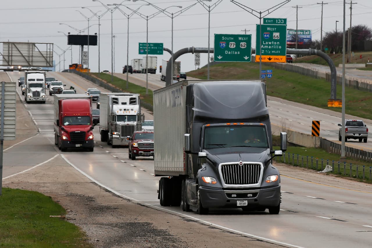 Según documentos entregados por la oficina de Cuellar, "el gobierno mexicano también ha expresado su entusiasmo por la construcción de un ferrocarril de Monterrey a Nuevo Laredo, donde se conectarían con el proyecto de Estados Unidos".